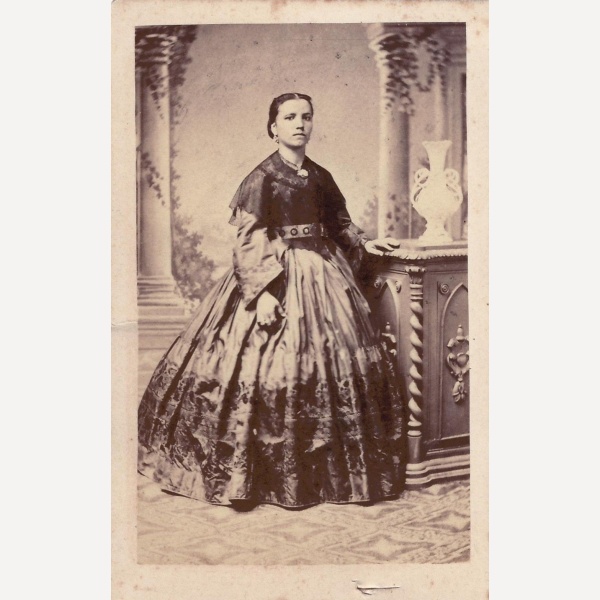 Doamnă în rochie, M B Baer, Bucureşti
