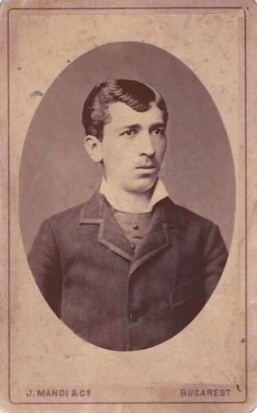 Portret de tânăr, J Mandi