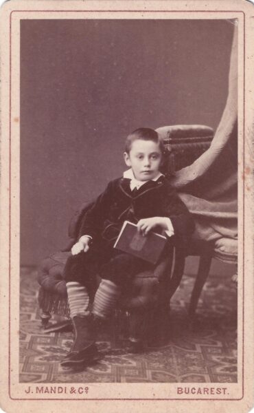 Portret de copil, J Mandi